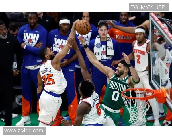 掘金与尼克斯激烈对抗赛场群殴引发球迷热议与争论